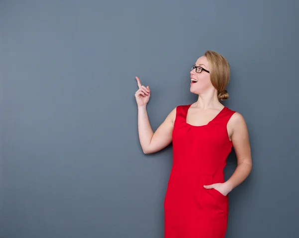 Junge Geschäftsfrau zeigt mit dem Finger nach oben — Stockfoto