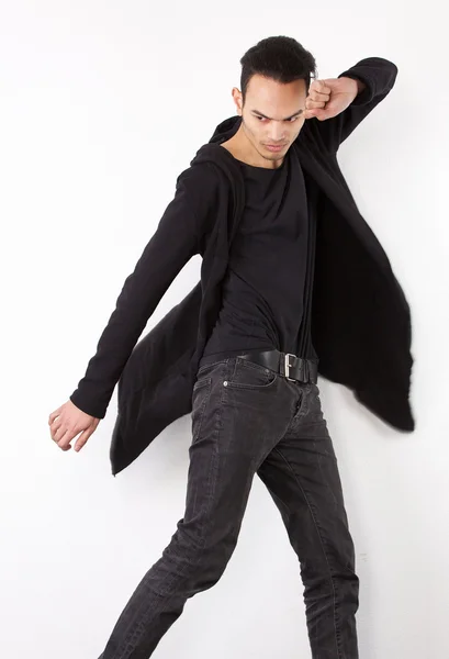 Männermode-Model posiert mit erhobenen Händen — Stockfoto