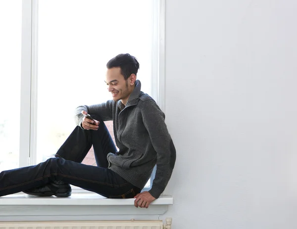 Skicka meddelande på mobiltelefon — Stockfoto