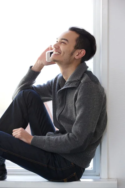Jeune homme parlant sur téléphone mobile — Photo