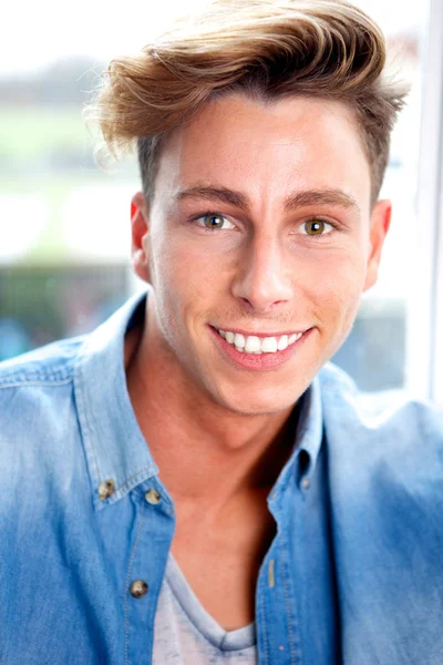 Young man smiling — Stock Photo, Image