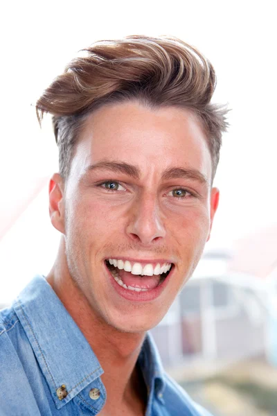 Atrakcyjny młody człowiek śmiechu — Zdjęcie stockowe