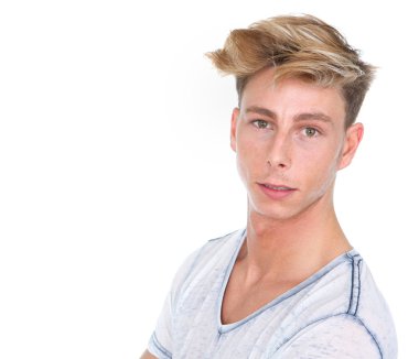 yakışıklı genç sarışın adam kameraya izole beyaz arka plan üzerinde seyir