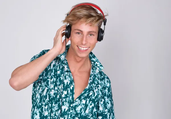 Hombre sonriendo con auriculares — Foto de Stock