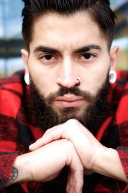 Молода людина з бородою і пірсинг