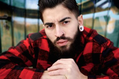 Sakal ve piercing genç adam