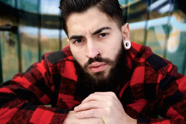 Jovem com barba e piercings — Fotografia de Stock