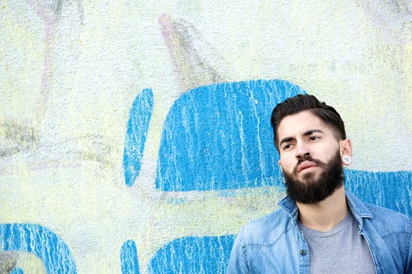 Hombre con barba solo al aire libre — Foto de Stock