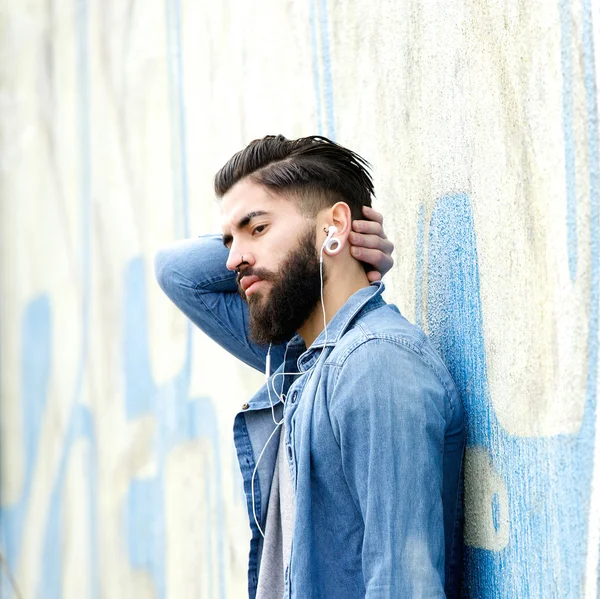 Jeune homme avec barbe relaxante — Photo