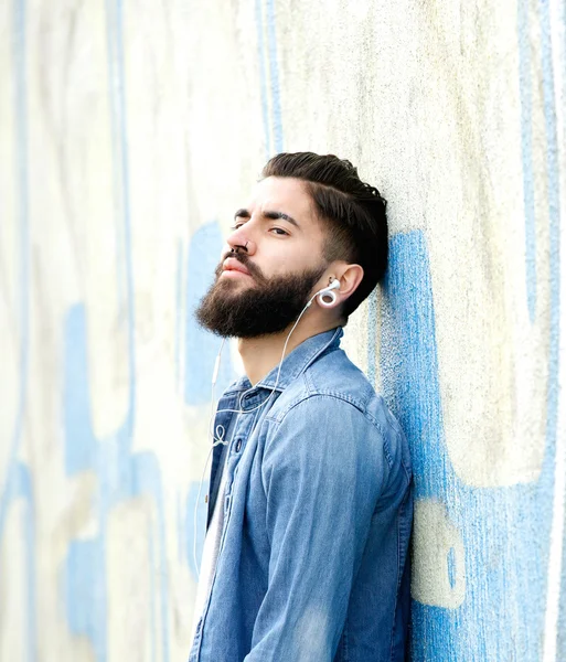 Man met baard luisteren naar muziek — Stockfoto