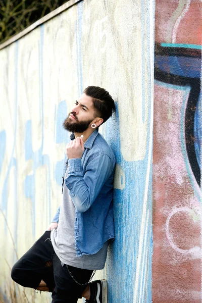 Jeune homme avec écouteurs à l'extérieur — Photo