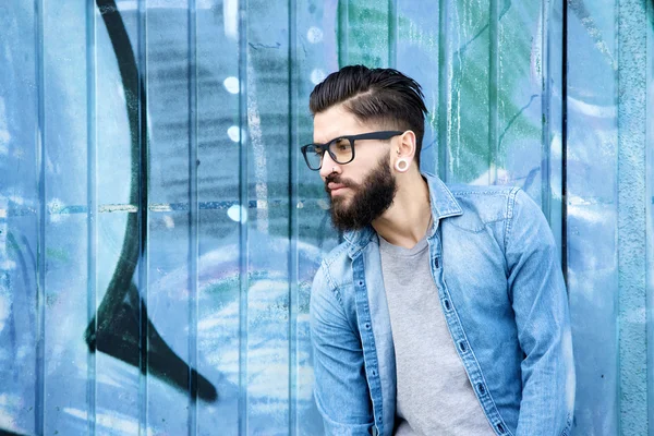 Modelo de moda masculina con barba y gafas —  Fotos de Stock