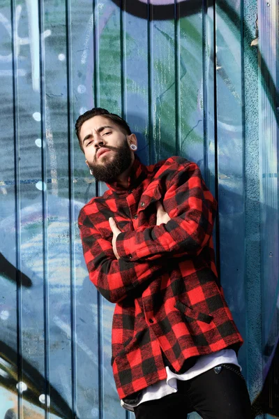 Mann steht vor Graffiti-Hintergrund — Stockfoto