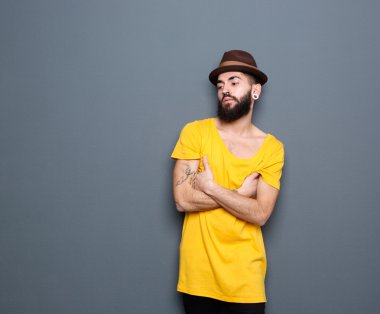 tek başına duran genç adam