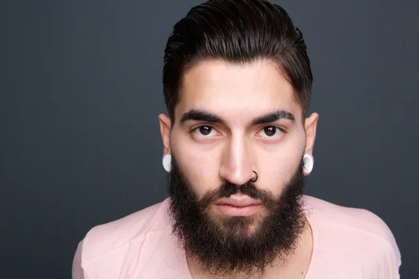 Giovane ragazzo con la barba e piercing — Foto Stock