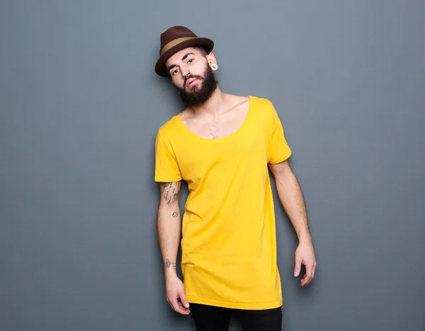 Bello giovanotto con barba e cappello — Foto Stock