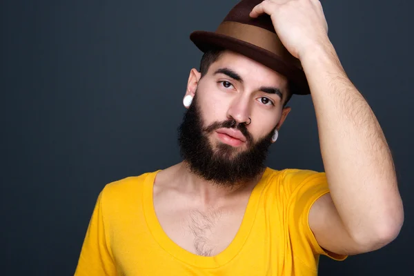 Bello giovane uomo con cappello — Foto Stock