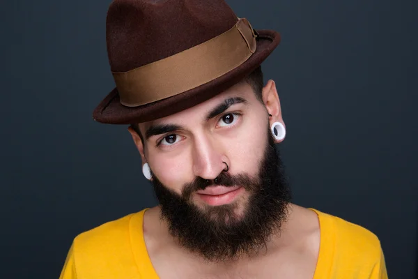 Joven hombre moderno sonriendo —  Fotos de Stock