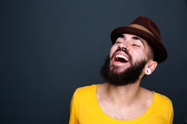 Homem com barba e chapéu rindo — Fotografia de Stock