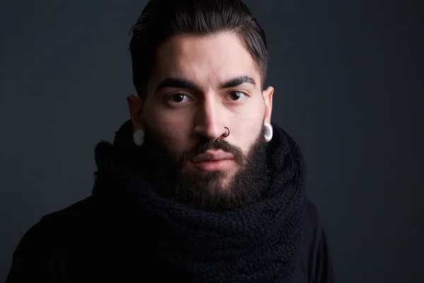 Красивый молодой человек с бородой — стоковое фото