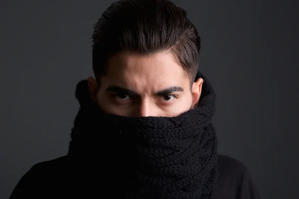 Joven intimidante con la cara cubierta de bufanda — Foto de Stock
