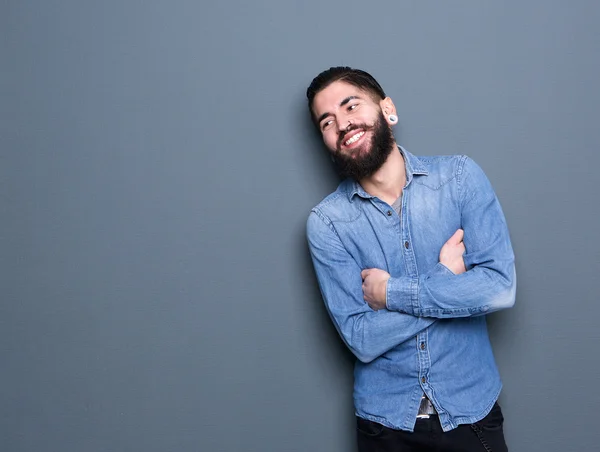 Uomo elegante sorridente con le braccia incrociate — Foto Stock