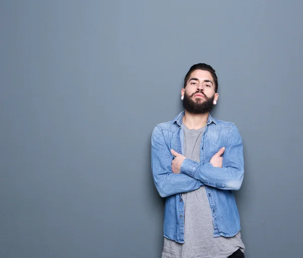 Jeune homme posant sur fond gris — Photo