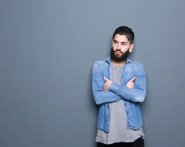 Stijlvolle jonge man met baard — Stockfoto