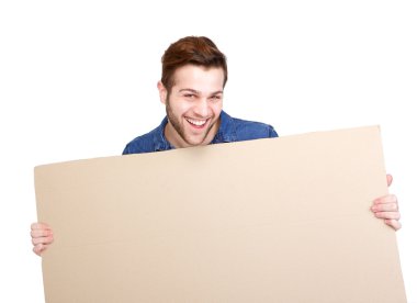 adam gülüyor ve boş işaret tutan 