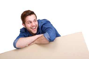 boş karton işareti ile gülen adam
