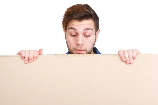 Hombre mirando hacia abajo en el cartel en blanco — Foto de Stock