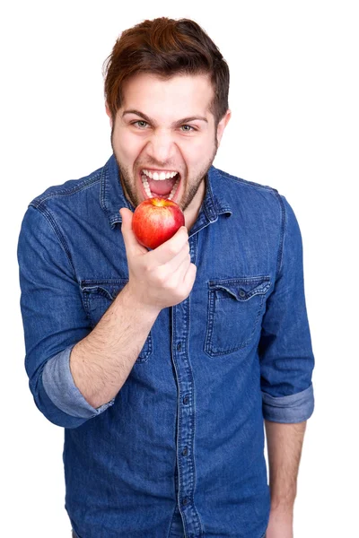 ชายหนุ่มกินแอปเปิ้ลสด — ภาพถ่ายสต็อก