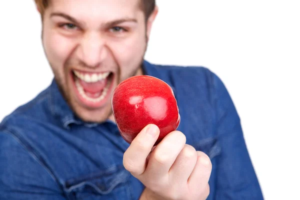 Uomo con mela rossa in mano — Foto Stock