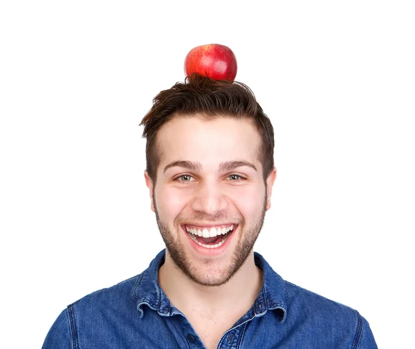 Uomo sorridente bilanciamento mela sulla testa — Foto Stock