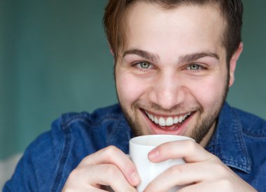 genç adam bir kahve içme