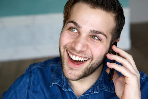 Laughing and talking on mobile phone — Stock Photo, Image