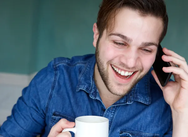 Man glimlachend met mobiele telefoon — Stockfoto