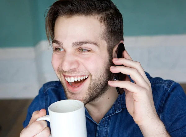 Hombre bebiendo taza de café — Foto de Stock