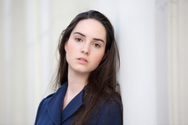 açık havada duran güzel genç kadın