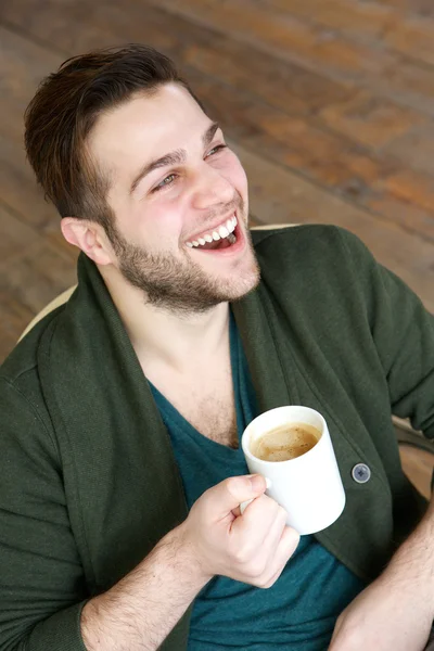 Hombre sonriendo con una taza de café — Foto de Stock