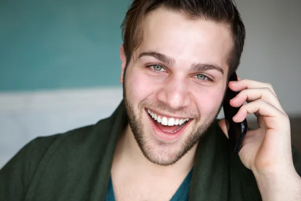 Homem sorrindo e chamando por telefone — Fotografia de Stock