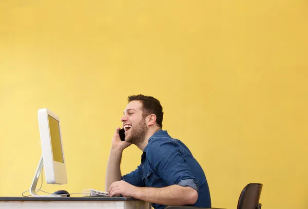 Man ler och pratar på telefon — Stockfoto