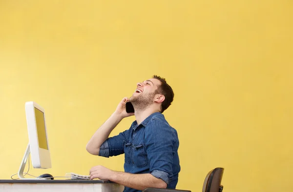 Uomo d'affari al telefono in ufficio — Foto Stock