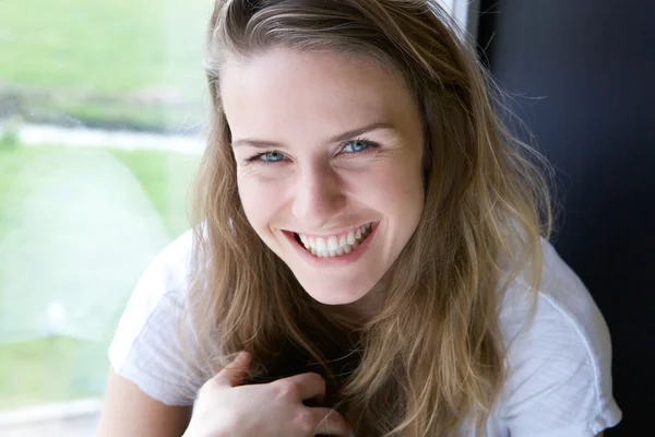 Jovem feliz sorrindo — Fotografia de Stock