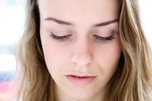 Mujer joven mirando hacia abajo — Foto de Stock