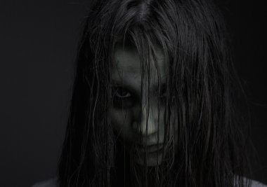 korku ifadesi ile zombi kız