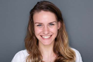 Gülümseyen güzel genç kadın.