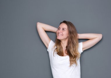 neşeli genç kadın