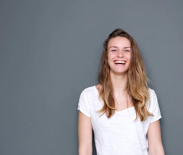 Krásná mladá žena se směje — Stock fotografie