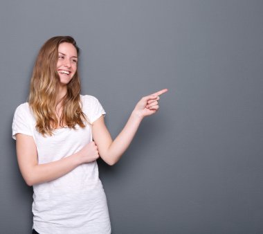 kadın gülümsüyor ve parmak işaret